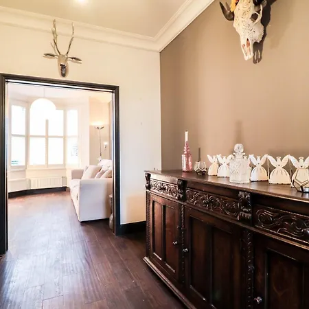 Chic 3-bedroom Family Retreat In Stratford, Fast Internet And Near Shops Holiday home *