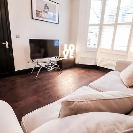 Holiday home Chic 3-bedroom Family Retreat In Stratford, Fast Internet And Near Shops