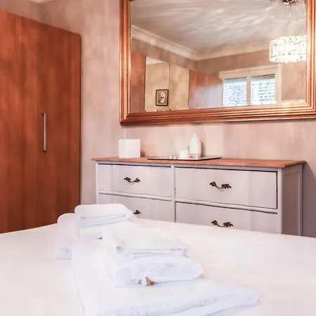Chic 3-bedroom Family Retreat In Stratford, Fast Internet And Near Shops London