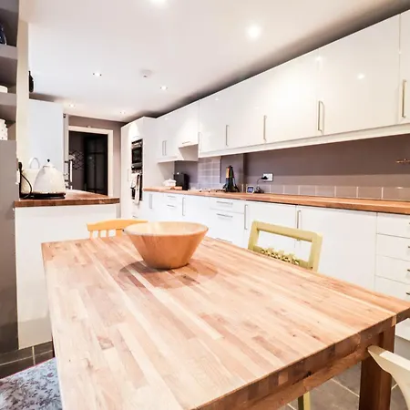 Chic 3-bedroom Family Retreat In Stratford, Fast Internet And Near Shops *