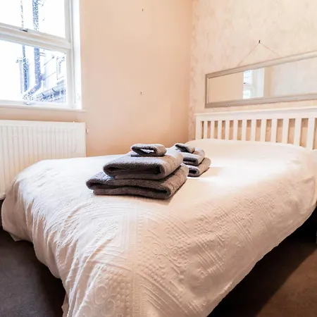 Chic 3-bedroom Family Retreat In Stratford, Fast Internet And Near Shops Holiday home *