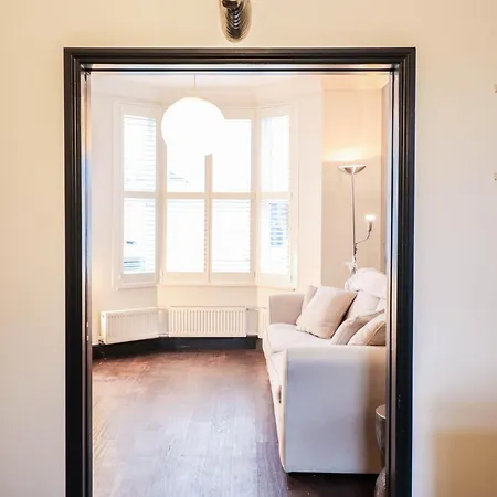 Chic 3-bedroom Family Retreat In Stratford, Fast Internet And Near Shops Holiday home