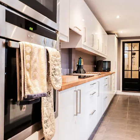 Chic 3-bedroom Family Retreat In Stratford, Fast Internet And Near Shops *