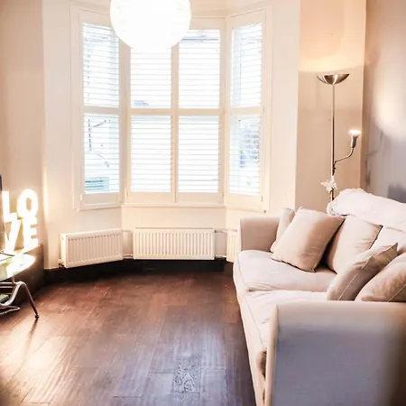 Chic 3-bedroom Family Retreat In Stratford, Fast Internet And Near Shops