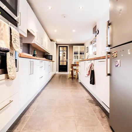 Chic 3-bedroom Family Retreat In Stratford, Fast Internet And Near Shops Holiday home