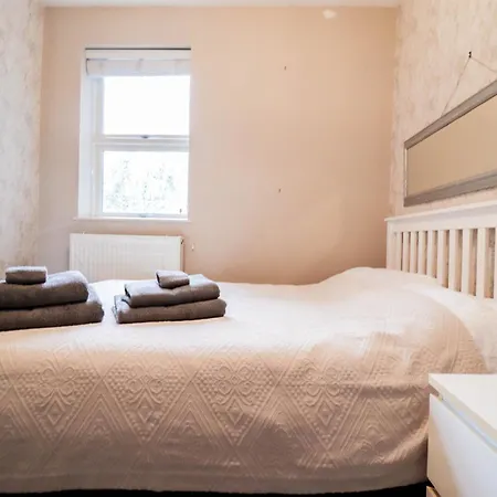 Chic 3-bedroom Family Retreat In Stratford, Fast Internet And Near Shops *
