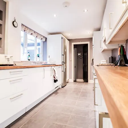 Chic 3-bedroom Family Retreat In Stratford, Fast Internet And Near Shops Holiday home *