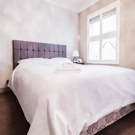 Holiday home Chic 3-bedroom Family Retreat In Stratford, Fast Internet And Near Shops London
