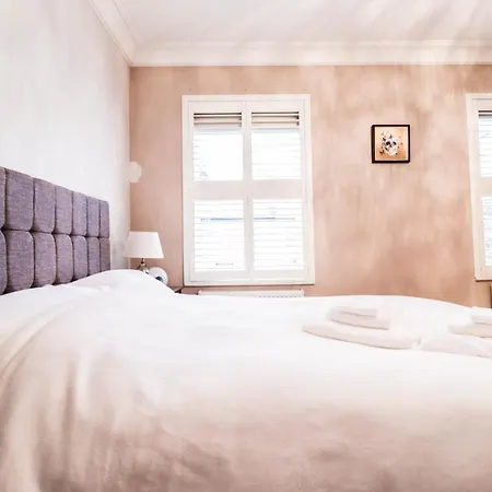 Chic 3-bedroom Family Retreat In Stratford, Fast Internet And Near Shops Holiday home London