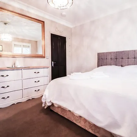 Holiday home Chic 3-bedroom Family Retreat In Stratford, Fast Internet And Near Shops *