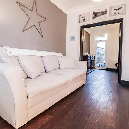 Chic 3-bedroom Family Retreat In Stratford, Fast Internet And Near Shops *