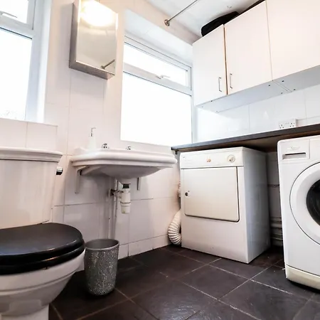Chic 3-bedroom Family Retreat In Stratford, Fast Internet And Near Shops Holiday home *