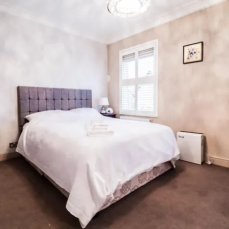 Holiday home Chic 3-bedroom Family Retreat In Stratford, Fast Internet And Near Shops