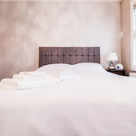 Holiday home Chic 3-bedroom Family Retreat In Stratford, Fast Internet And Near Shops *