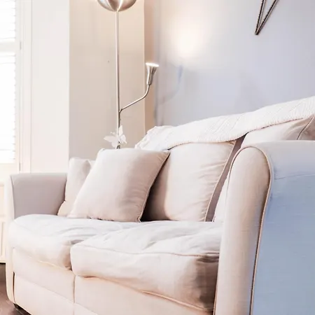 Chic 3-bedroom Family Retreat In Stratford, Fast Internet And Near Shops *