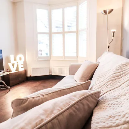 Chic 3-bedroom Family Retreat In Stratford, Fast Internet And Near Shops Holiday home *