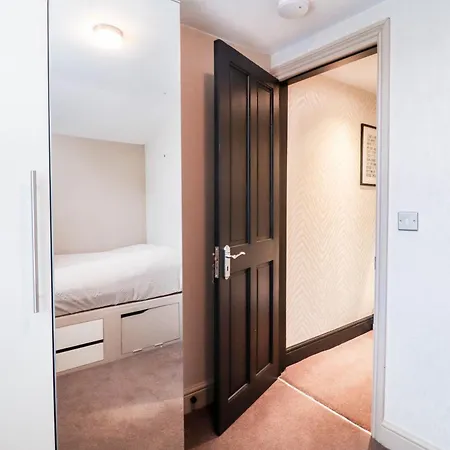 Holiday home Chic 3-bedroom Family Retreat In Stratford, Fast Internet And Near Shops London