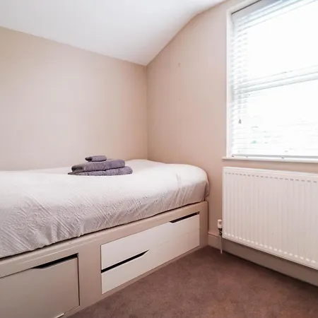Holiday home Chic 3-bedroom Family Retreat In Stratford, Fast Internet And Near Shops