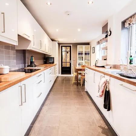 Chic 3-bedroom Family Retreat In Stratford, Fast Internet And Near Shops