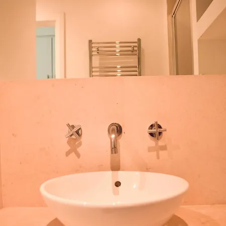 2 Bedroom Discovery Dock Apartment *