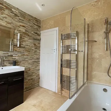 Luxury 4 Bed 2 Bath House With Garden Near Wimbledon