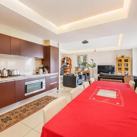 Beautiful 1 Bed On The River *