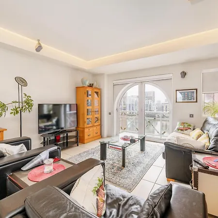 Beautiful 1 Bed On The River Apartment
