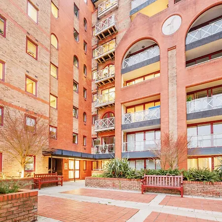 Beautiful 1 Bed On The River *