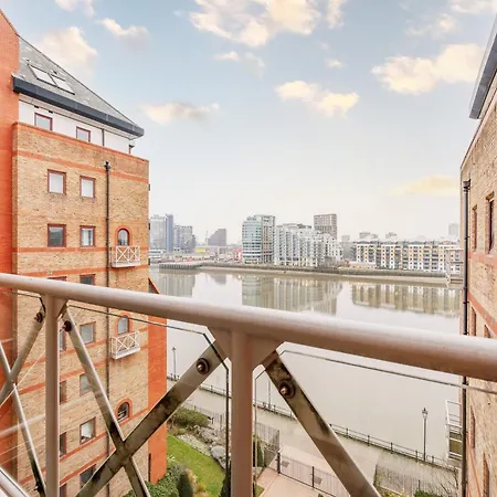 Beautiful 1 Bed On The River Apartment *
