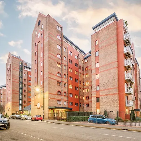 Beautiful 1 Bed On The River Apartment