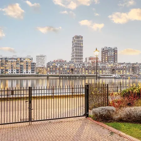 Beautiful 1 Bed On The River