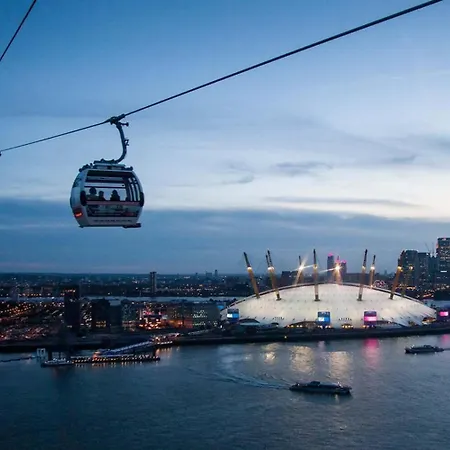 Canary Wharf Skyline Sanctuary Apartment *