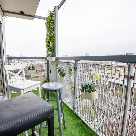 Canary Wharf Skyline Sanctuary Apartment London