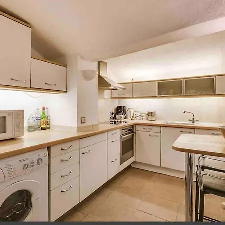 Spacious Flat In The Desirable Area Of * Londra