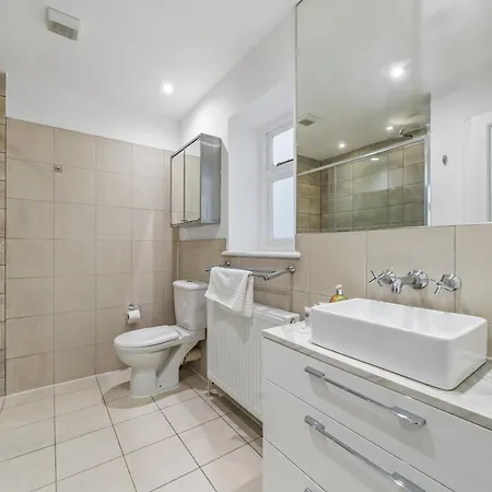 Stunning 2 Bed 2 Bath With Air Con + Garden