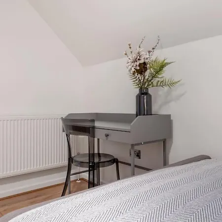 Holiday home 4 Beds - Tooting - 20 Min To - Free Parking *