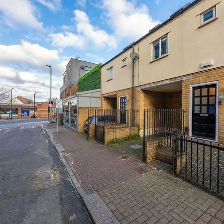 4 Beds - Tooting - 20 Min To - Free Parking Holiday home London