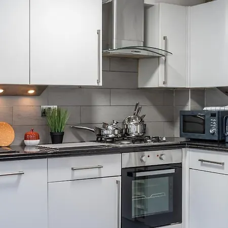 4 Beds - Tooting - 20 Min To - Free Parking Holiday home London