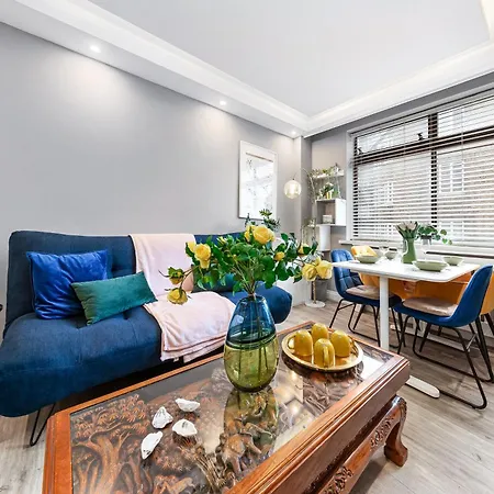 Stylish, Fully Equipped Beside Hyde Park Apartment