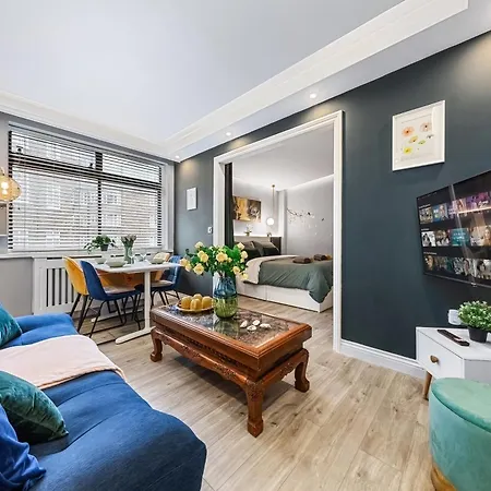 Stylish, Fully Equipped Beside Hyde Park Apartment *