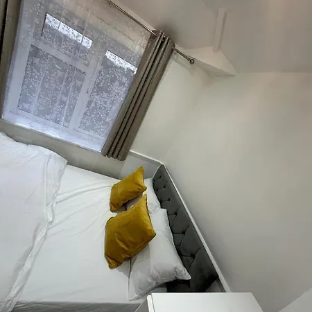 Cosy Smart/small Double In Keedonwood Road Guest house