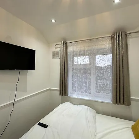 Cosy Smart/small Double In Keedonwood Road *
