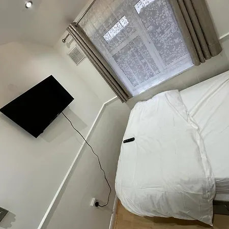 Cosy Smart/small Double In Keedonwood Road *