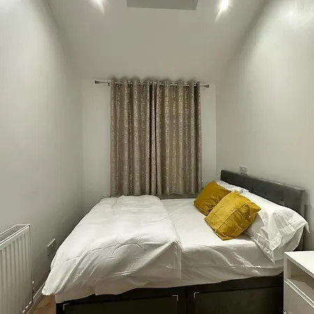Cosy Smart/small Double In Keedonwood Road