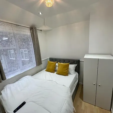Cosy Smart/small Double In Keedonwood Road * Bromley