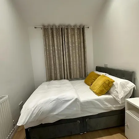 Guest house Cosy Smart/small Double In Keedonwood Road *