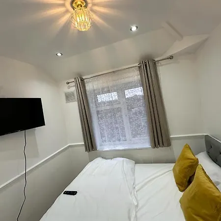Cosy Smart/small Double In Keedonwood Road