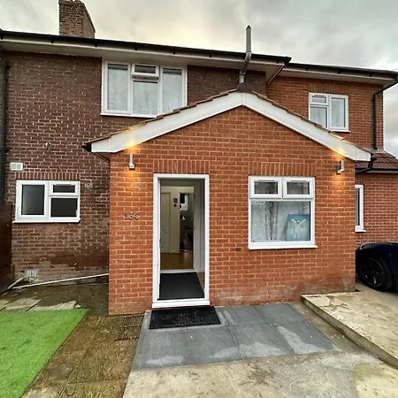 Guest house Cosy Smart/small Double In Keedonwood Road Bromley