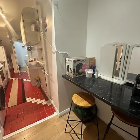 Guest house Cosy Smart/small Double In Keedonwood Road