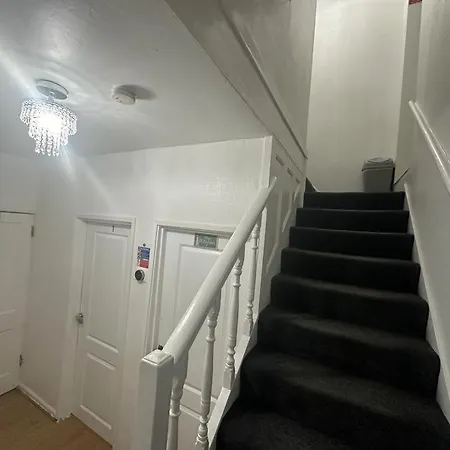 Cosy Smart/small Double In Keedonwood Road Guest house